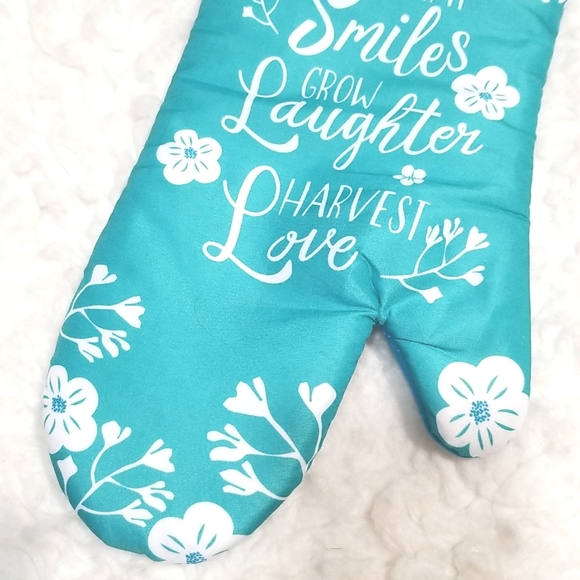 Home Collection Blue and White Oven Mitt - Picture 3 of 5